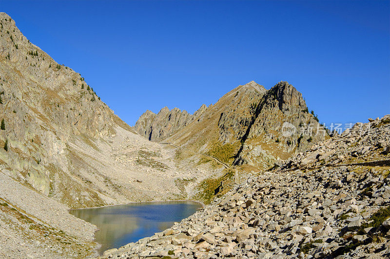 “Laghi di Fremamorta”小径，这是海洋阿尔卑斯自然公园中的一系列小湖泊。意大利北部山麓,